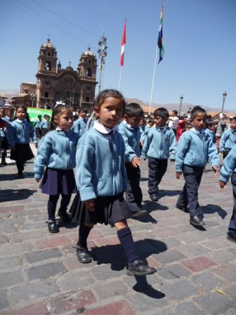 Defile chaque dimanche a Cusco.JPG